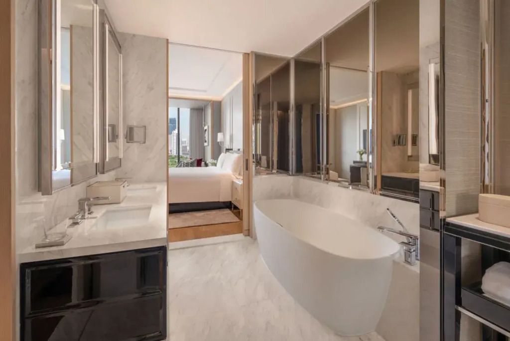 Luxuriöses Badezimmer mit freistehender Badewanne und Stadtblick