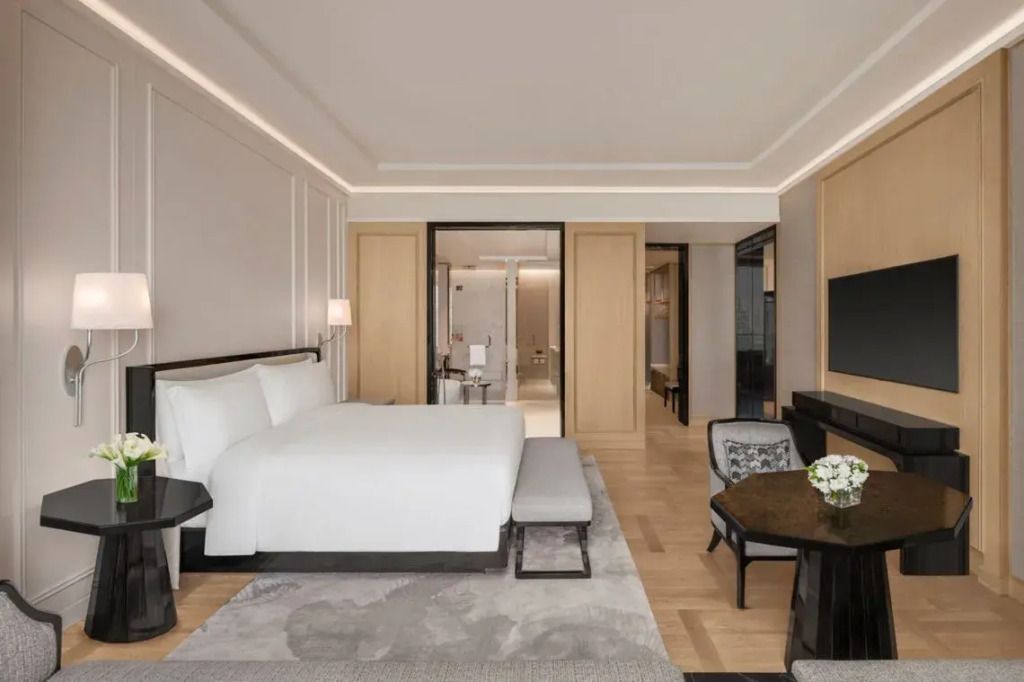 Luxuriöses Schlafzimmer der Gardenia Suite mit modernem Design und Parkblick.