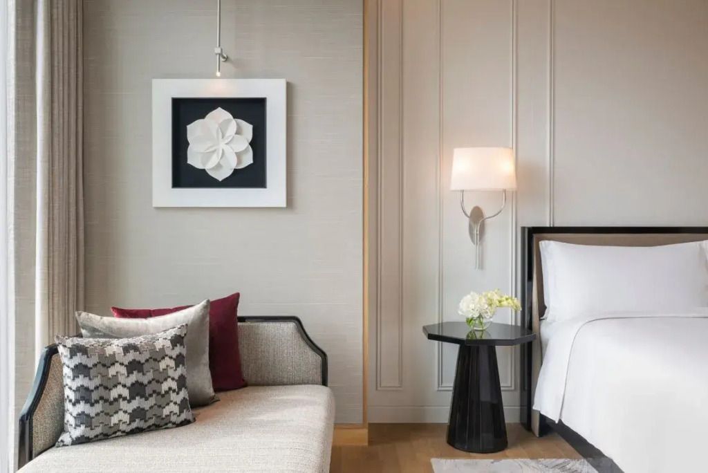 Stilvolle Sitzecke mit Kunstwerk und eleganter Beleuchtung in der Gardenia Suite.