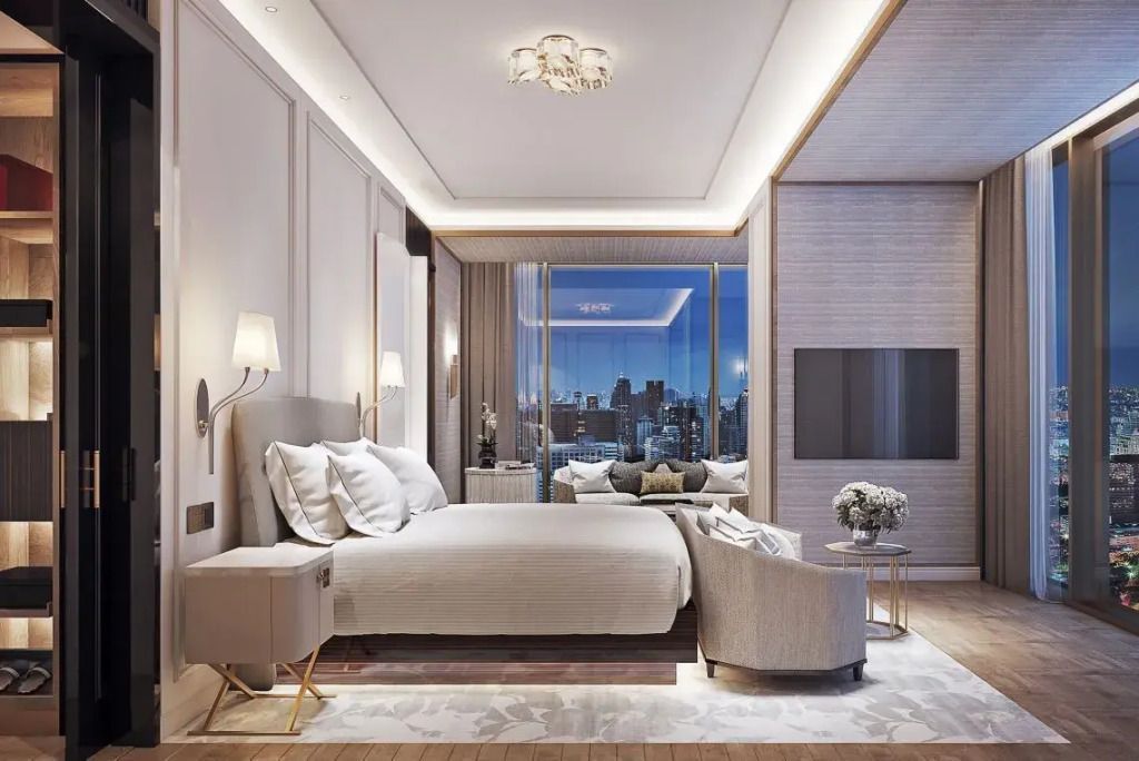 Luxuriöses Schlafzimmer in der Marigold Suite mit Nachtblick auf Bangkok.