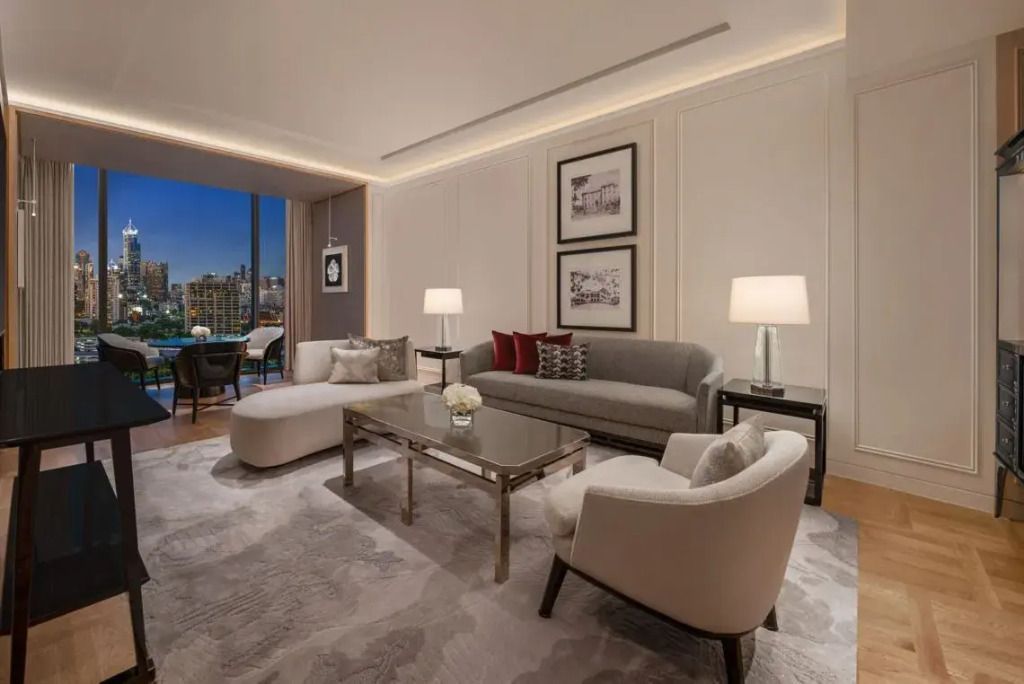 Stilvoller Wohnbereich der Marigold Suite mit eleganter Einrichtung.