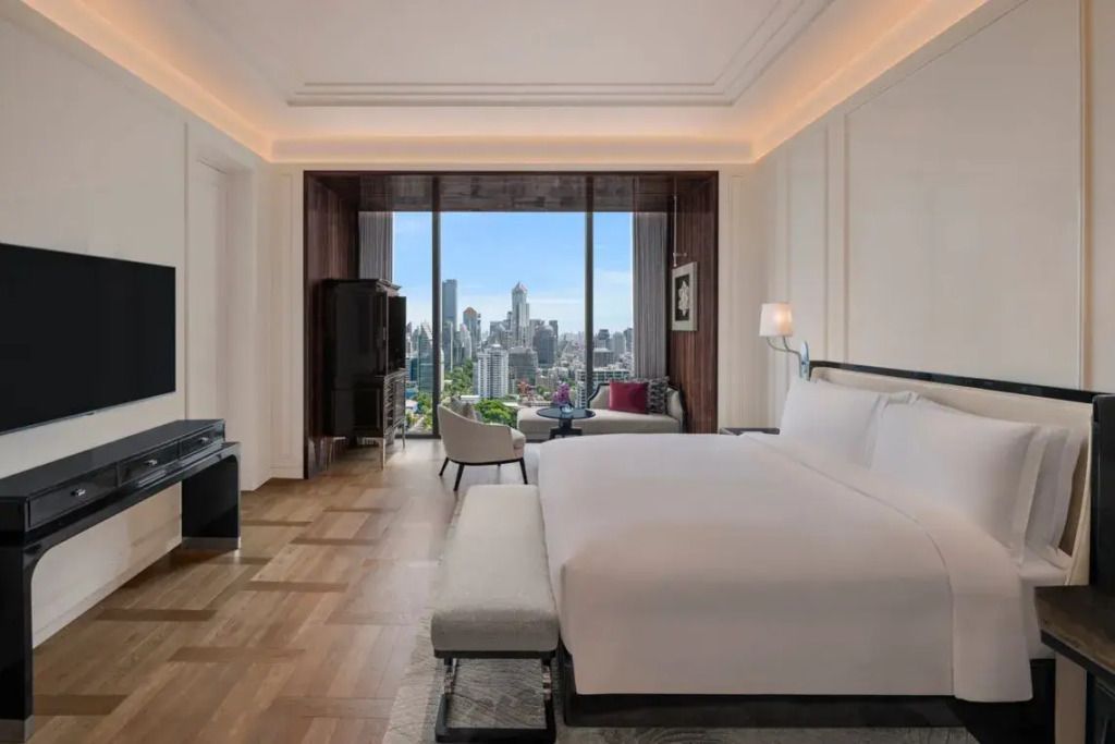 Großes Schlafzimmer mit Panoramablick auf die Skyline von Bangkok und modernem Dekor