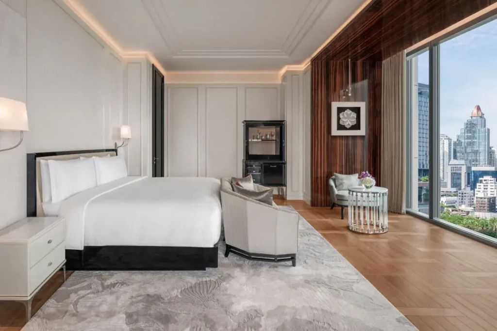 Elegantes Schlafzimmer mit edlem Teppich und stilvollen Akzenten im Ritz Carlton Bangkok