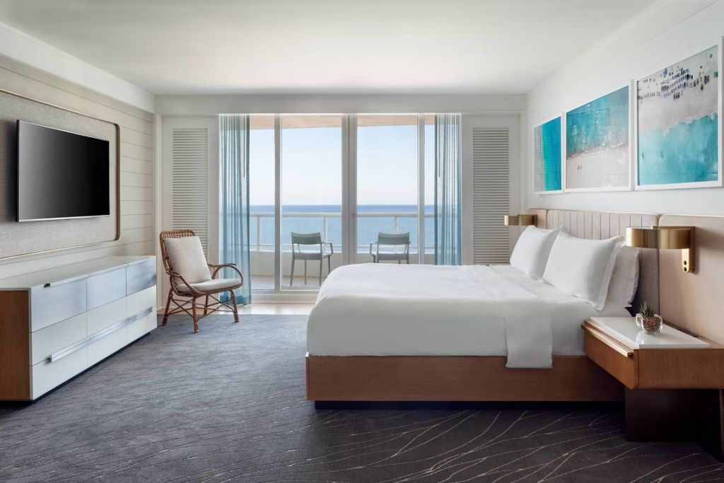 Helles Schlafzimmer mit Doppelbett, Balkon und Meerblick