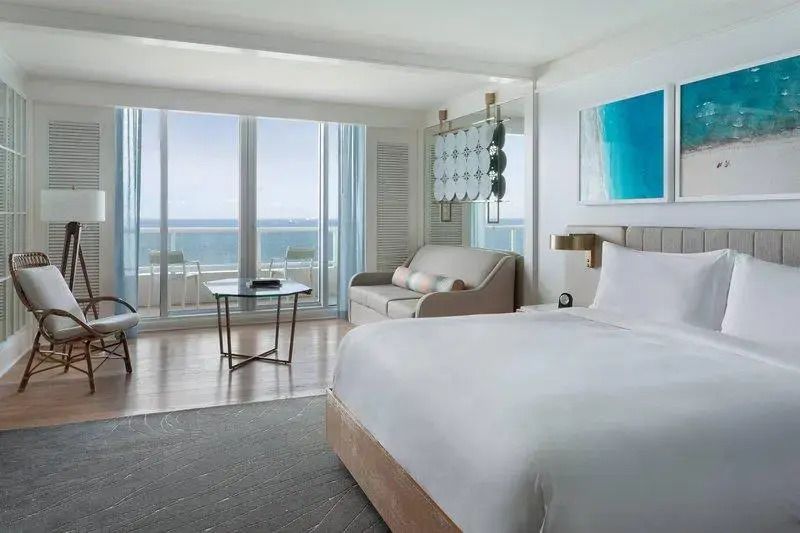 Modernes Doppelzimmer mit Balkon und Meerblick. Helles Interieur und geschmackvolle Dekoration.