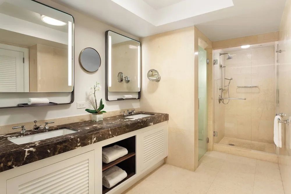 Luxuriöses Badezimmer mit Doppelwaschbecken und moderner Dusche. Stilvolle Armaturen.