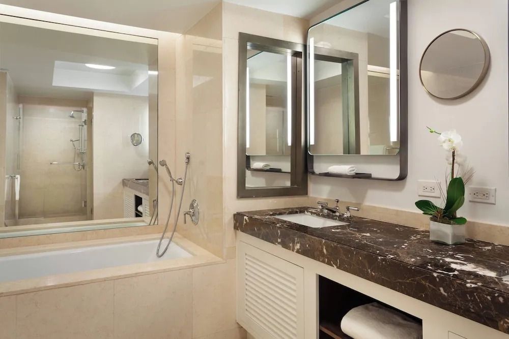Hochwertiges Bad mit großer Badewanne und stilvollem Waschbereich.