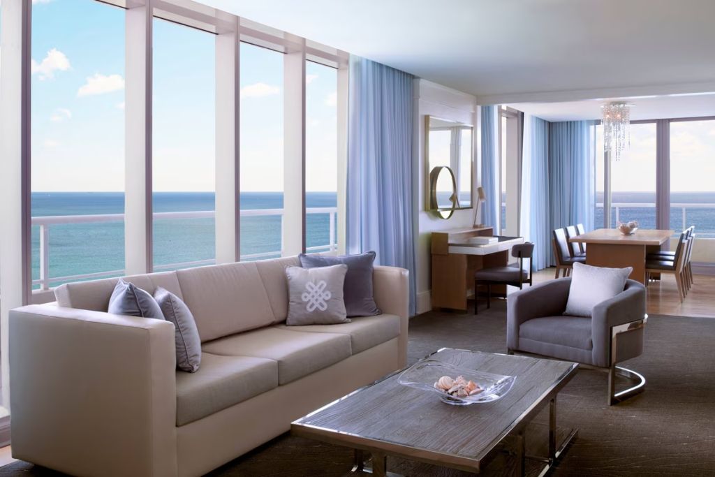 Geräumiges Wohnzimmer mit Sofas und Meerblick