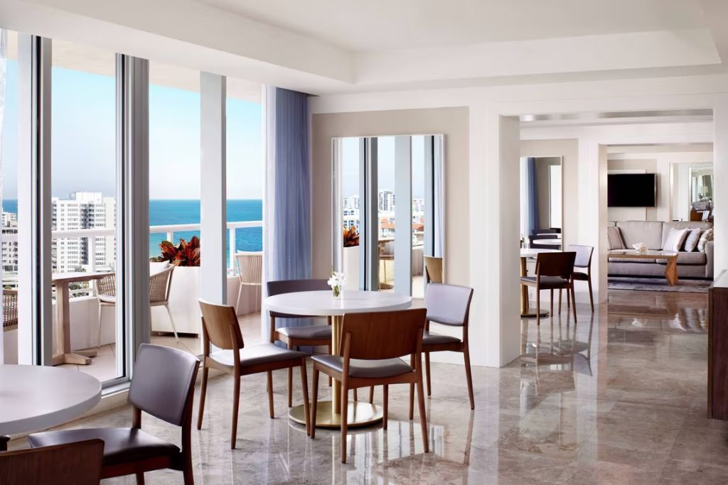 Essbereich der Residential Intracoastal Suite mit Meerblick und modernem Design
