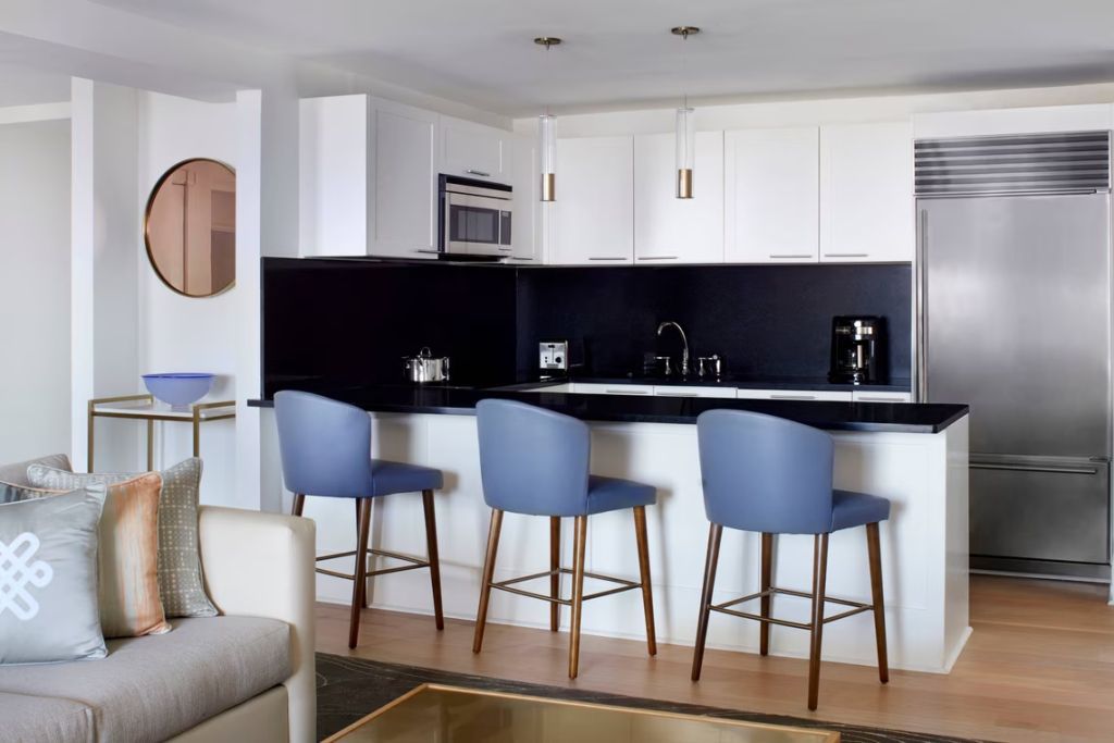 Moderne Küchenzeile der Residential Intracoastal Suite mit Barhockern und stilvoller Ausstattung