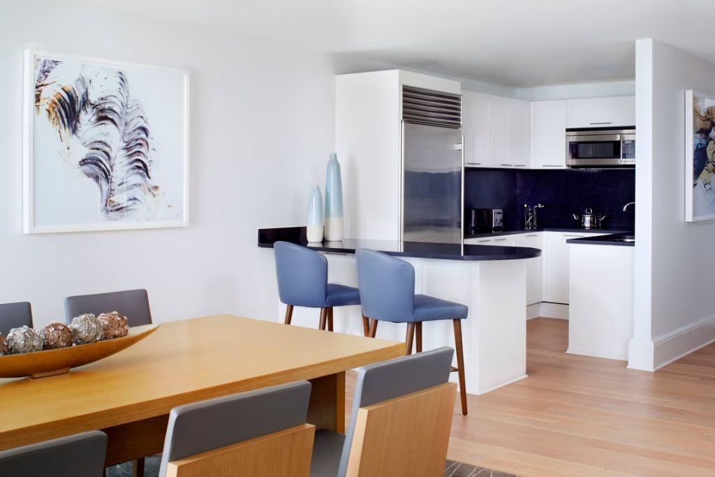 Moderne Küche mit Essbereich in einer Suite
