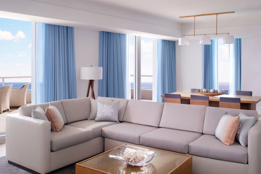 Geräumiges Wohnbereich mit Sofa und Esstisch