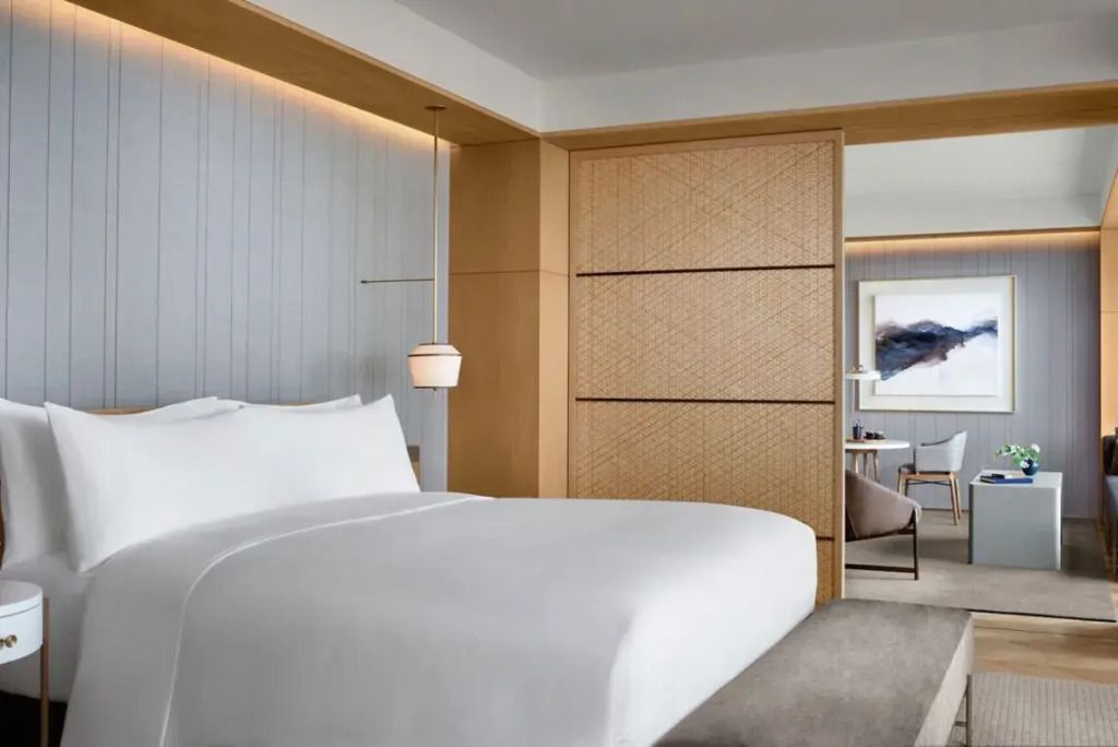 Luxuriöses Schlafzimmer mit Doppelbett und stilvoller Holzverkleidung