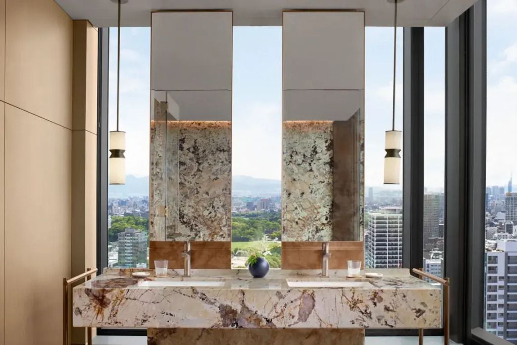 Modernes Badezimmer mit Doppelwaschbecken und Stadtblick