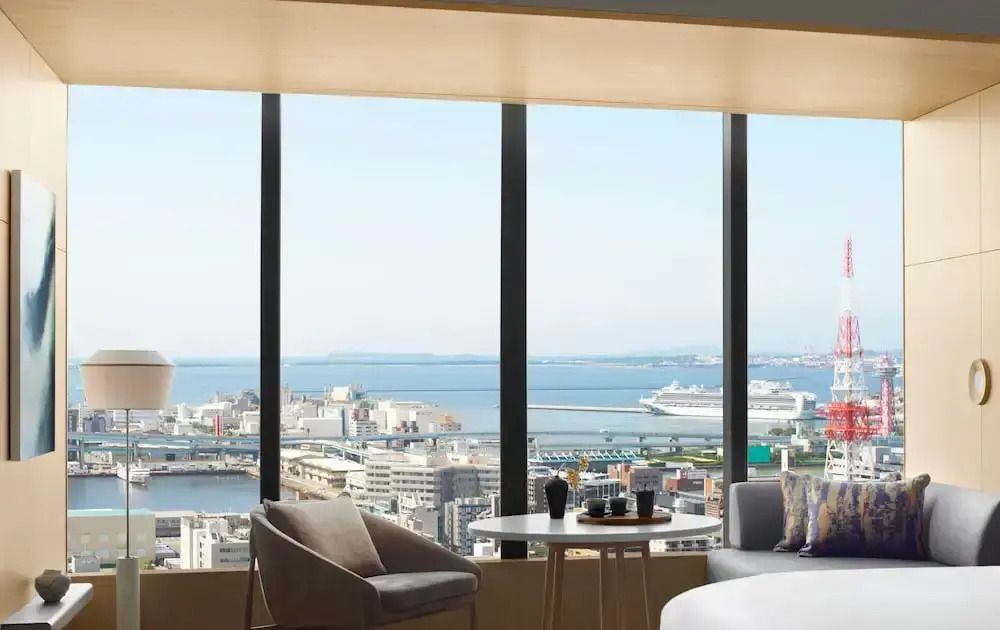 Panoramafenster mit Blick auf die Bucht von Hakata und Hafen, stilvolle Sitzecke