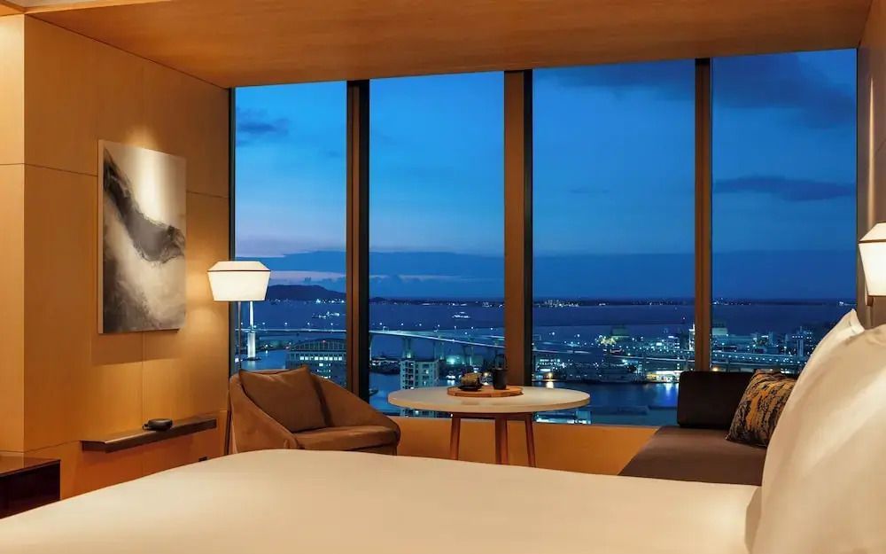 Abendstimmung im Zimmer mit Blick auf die beleuchtete Bucht von Hakata