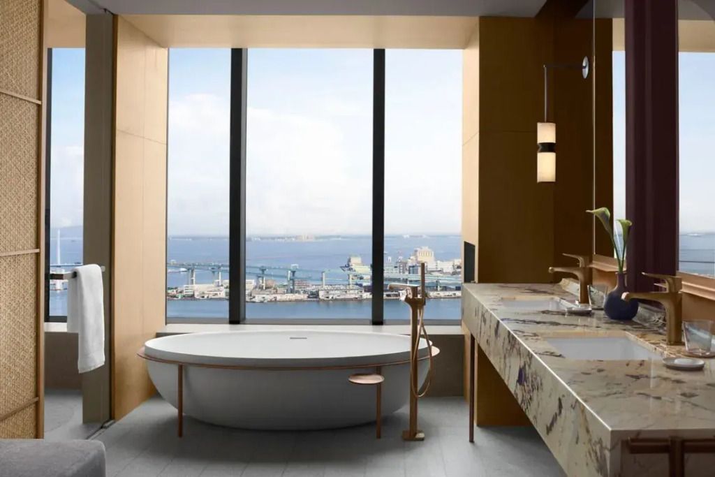 Luxuriöses Badezimmer mit freistehender Badewanne und Meerblick