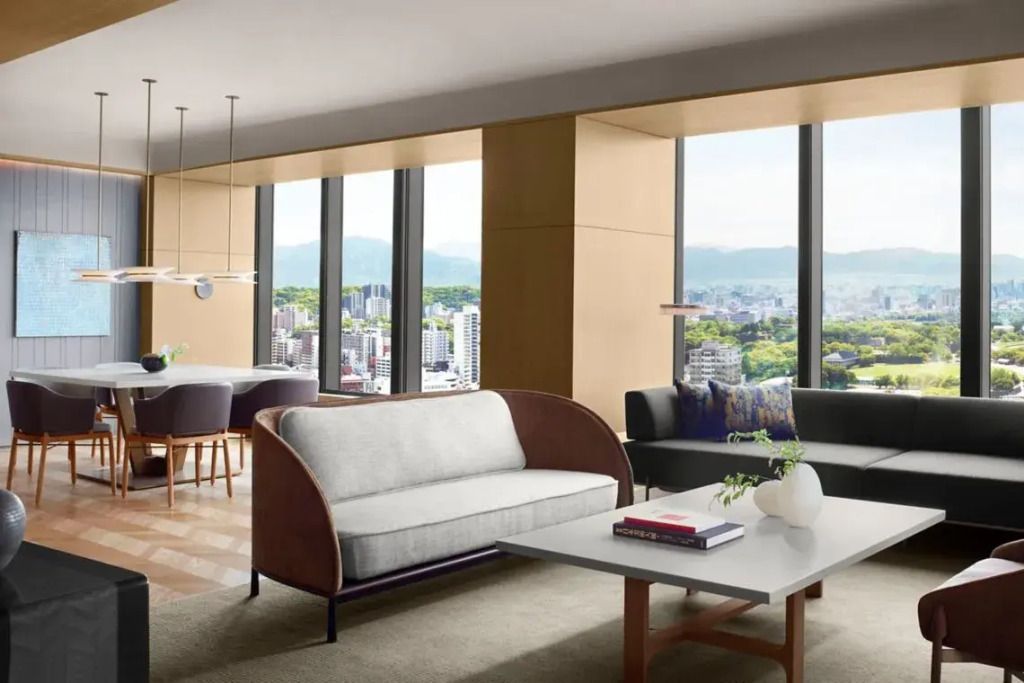 Geräumiges Wohnzimmer der Präsidenten Suite mit Panoramafenstern
