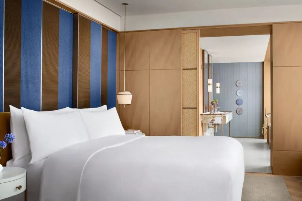 Elegantes Schlafzimmer mit Doppelbett und modernen Akzenten in der Premium Doppel Suite.