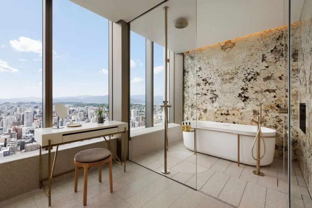 Luxuriöses Badezimmer mit Panoramablick und freistehender Badewanne im The Ritz-Carlton.