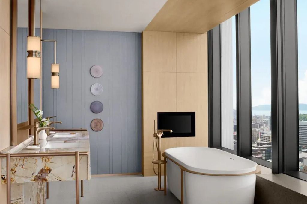 Modernes Badezimmer mit Badewanne und stilvoller Einrichtung in der Premium Doppel Suite.