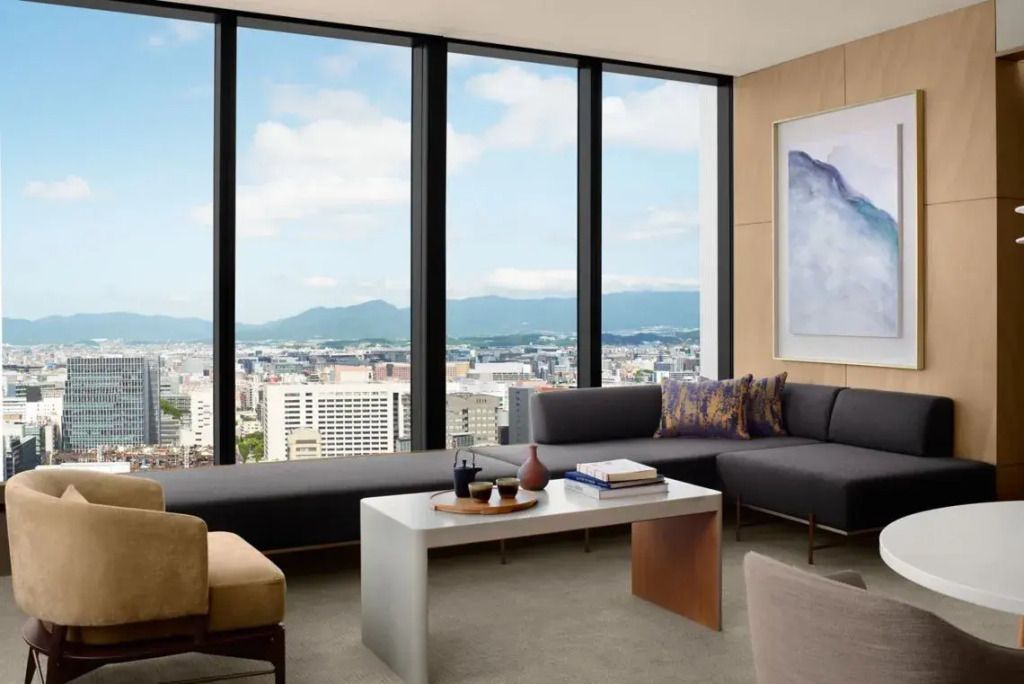 Luxuriöser Wohnbereich mit Panoramafenstern und stilvoller Einrichtung in der Suite.