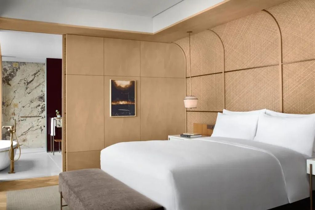 Elegantes Schlafzimmer in der Suite mit modernem Design und Kunst an der Wand.