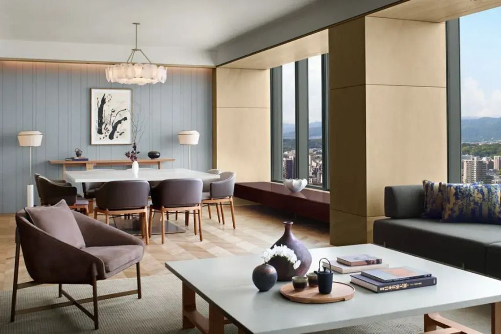 Helle und moderne Lounge mit großen Fenstern und stilvollen Möbeln.