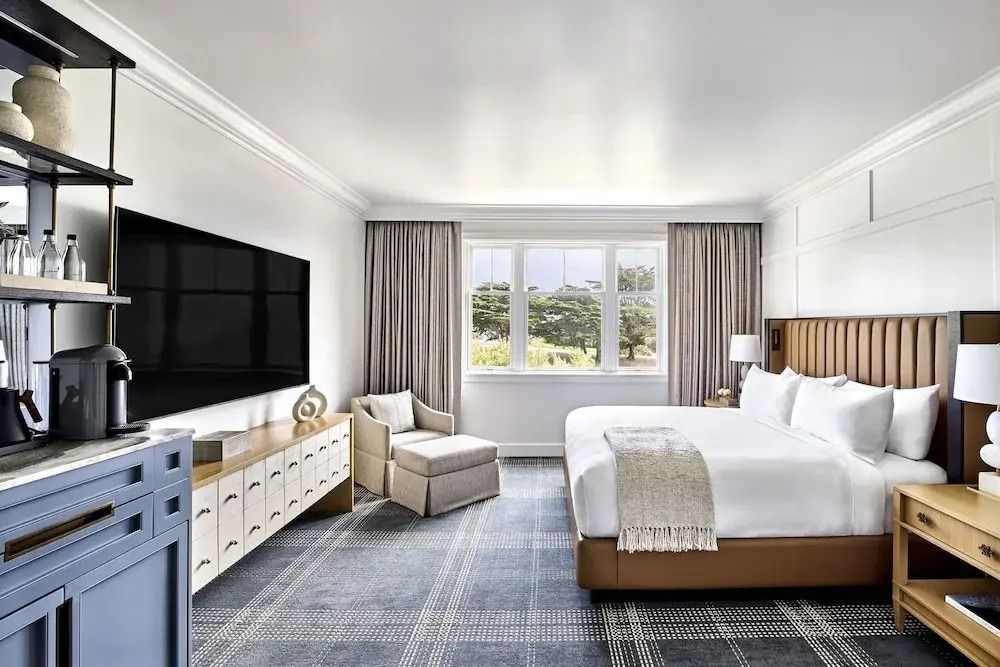 Elegantes Deluxe Zimmer mit großem Bett, Teppichboden und großem Fernseher
