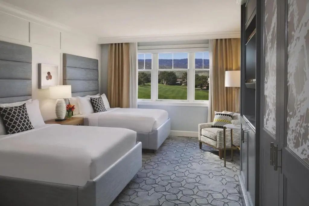 Luxuriöses Deluxe Zimmer mit zwei Betten und Blick auf den Golfplatz