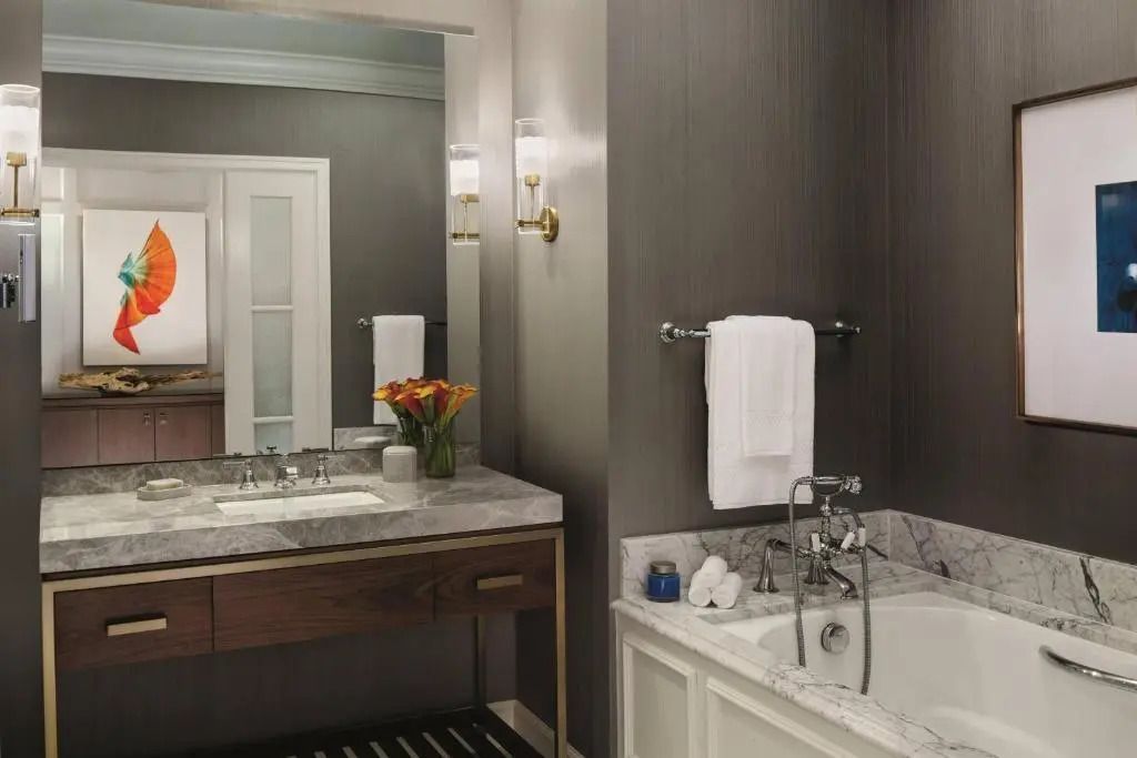 Modernes Badezimmer mit eleganter Badewanne und Doppelwaschbecken