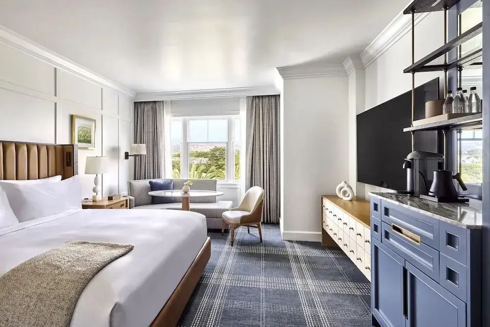 Geräumiges Deluxe Zimmer mit großem Bett und moderner Ausstattung