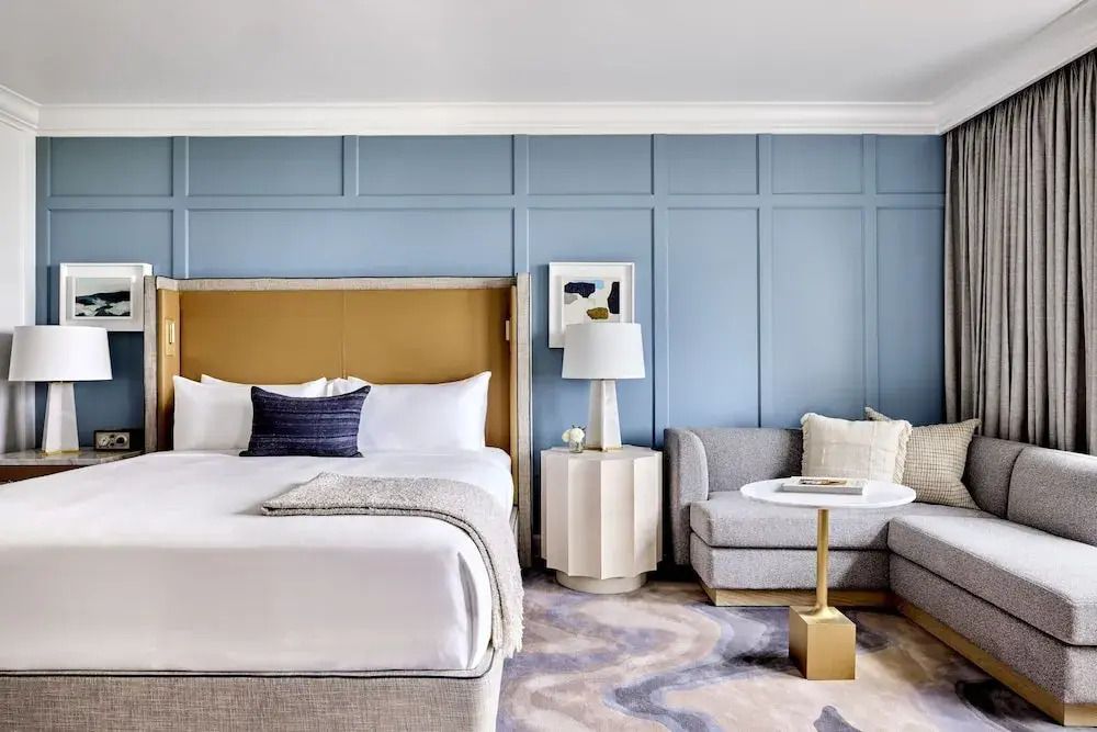 Elegantes Schlafzimmer mit Kingsize-Bett und gemütlicher Sitzecke