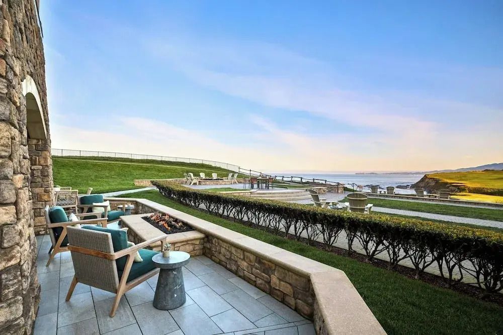 Private Terrasse mit Sitzgelegenheiten und Blick auf das Meer