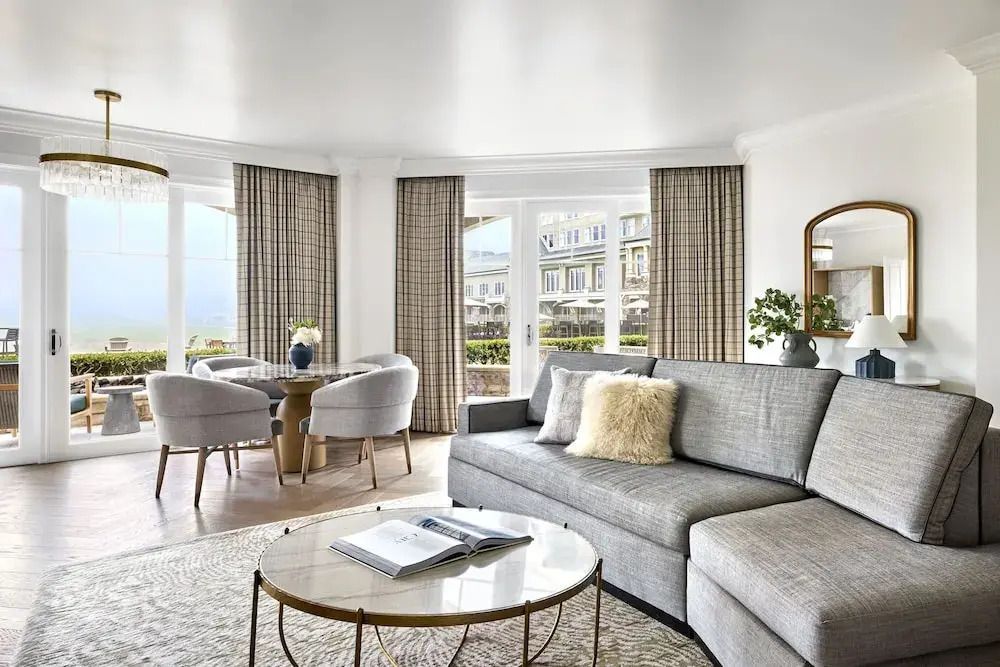 Gemütliches Wohnzimmer mit stilvollen Möbeln und Ausblick