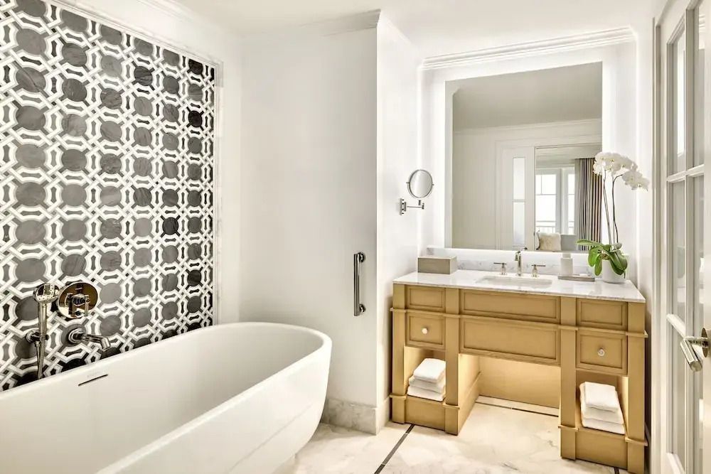Modernes Badezimmer mit freistehender Badewanne und elegantem Design