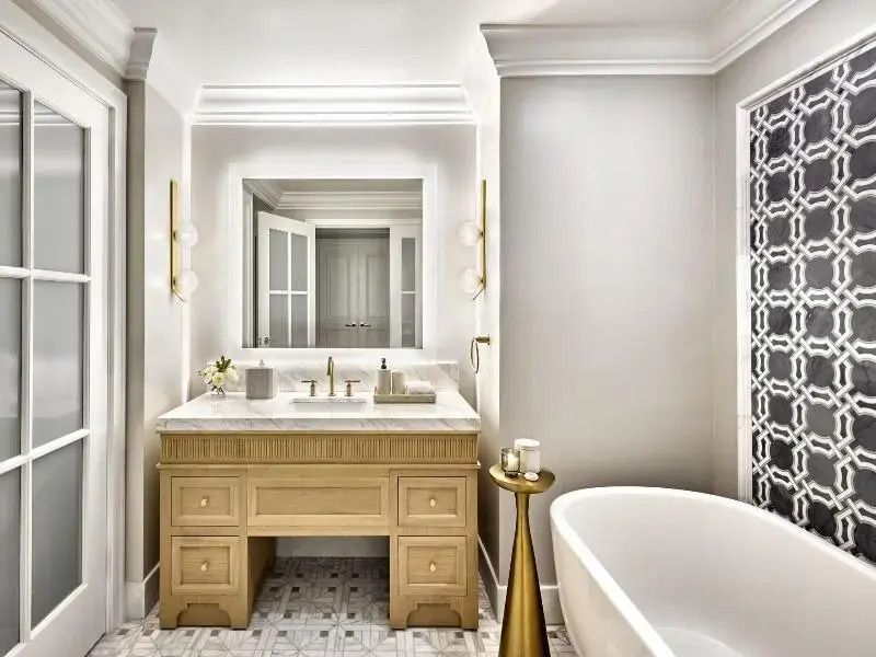 Luxuriöses Badezimmer mit eleganter Waschtischkombination und freistehender Badewanne.