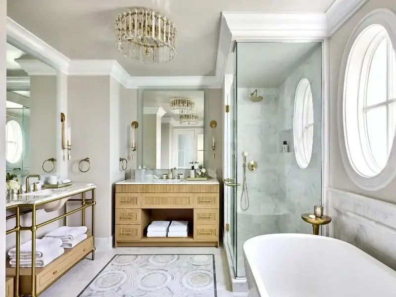 Hochwertiges Badezimmer mit eleganter Dusche und Waschtischkonsole.