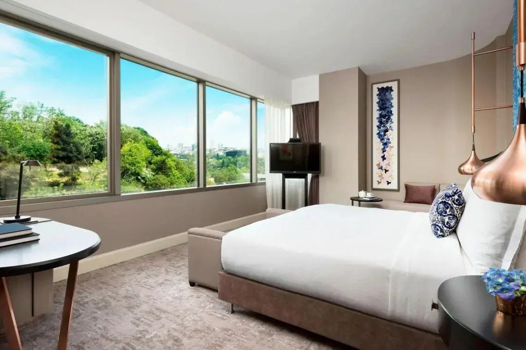 Doppelzimmer mit Parkblick und modernen Annehmlichkeiten, helle Atmosphäre