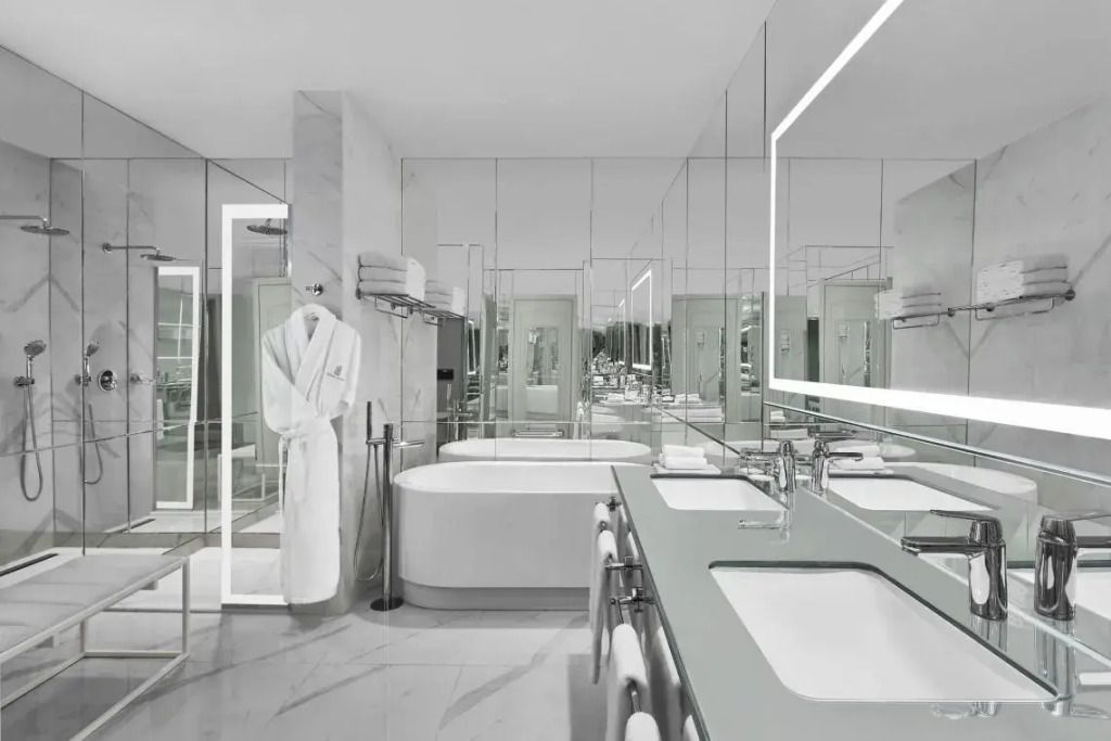 Helles Badezimmer mit großer Badewanne und Spiegeln