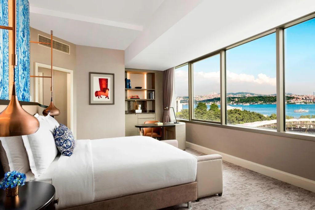 Lichtdurchflutetes Zimmer mit großer Fensterfront und Blick auf den Bosporus.