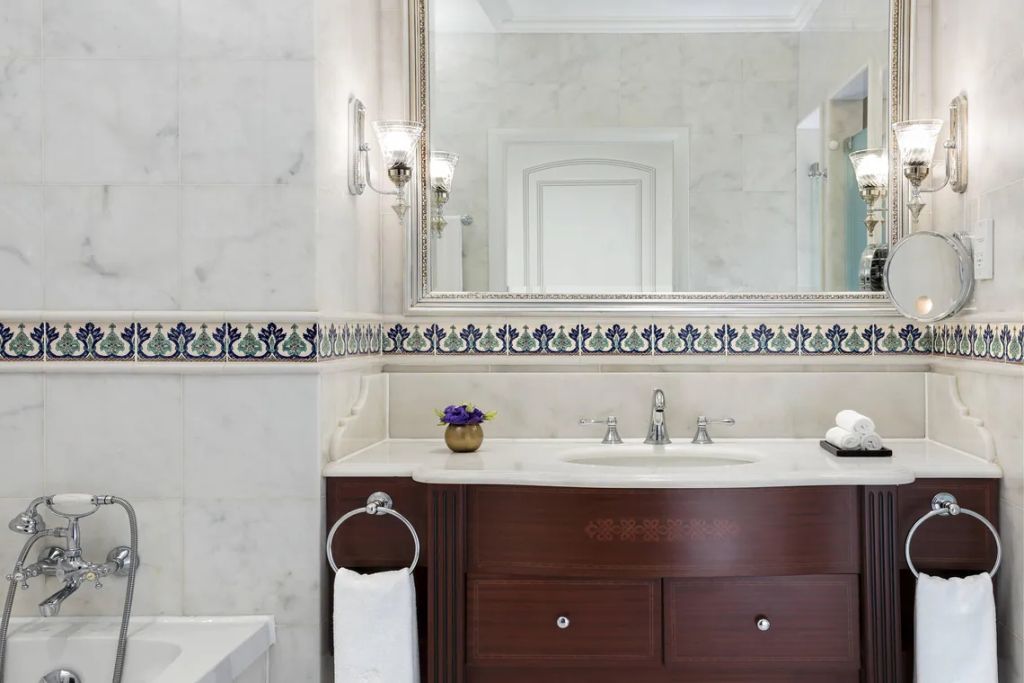 Modernes Badezimmer mit eleganter Marmoroptik und stilvollen Armaturen.