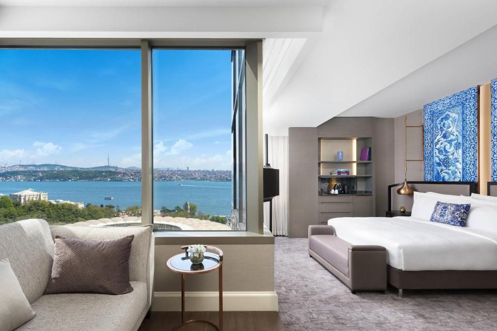 Premium Zimmer mit großer Fensterfront und Blick auf den Bosporus