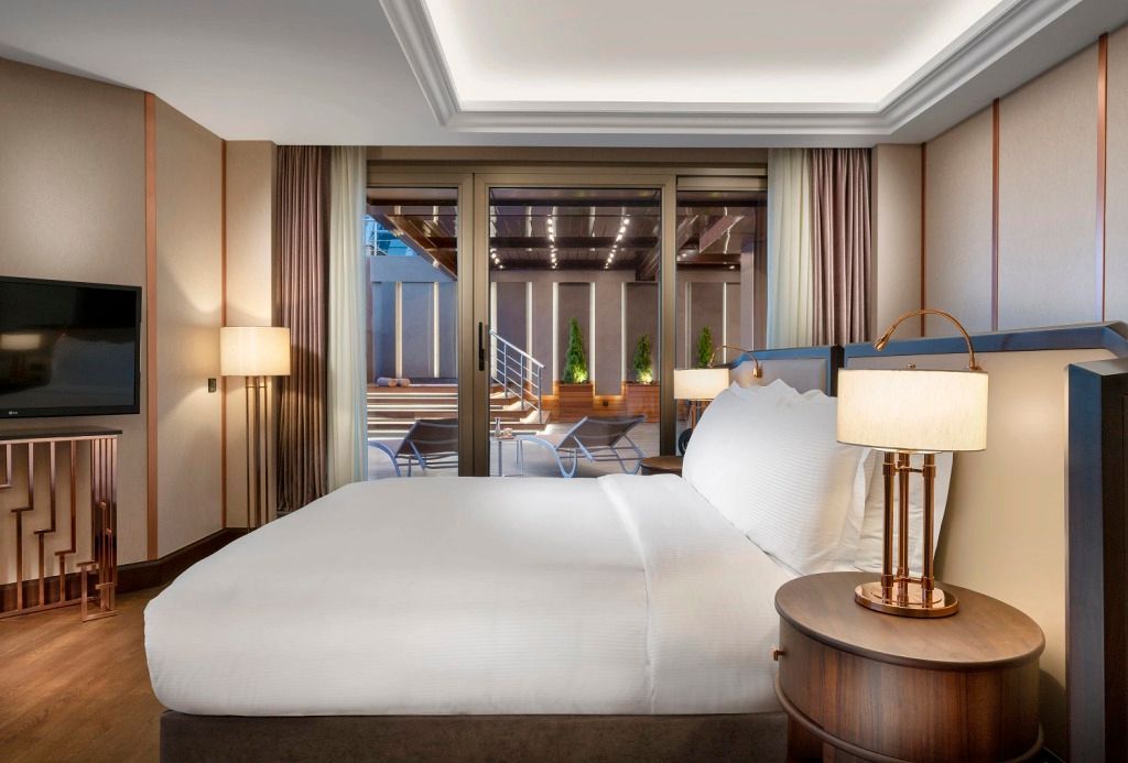 Luxuriöses Schlafzimmer in der Presidential Suite mit großer Terrasse und Ausblick