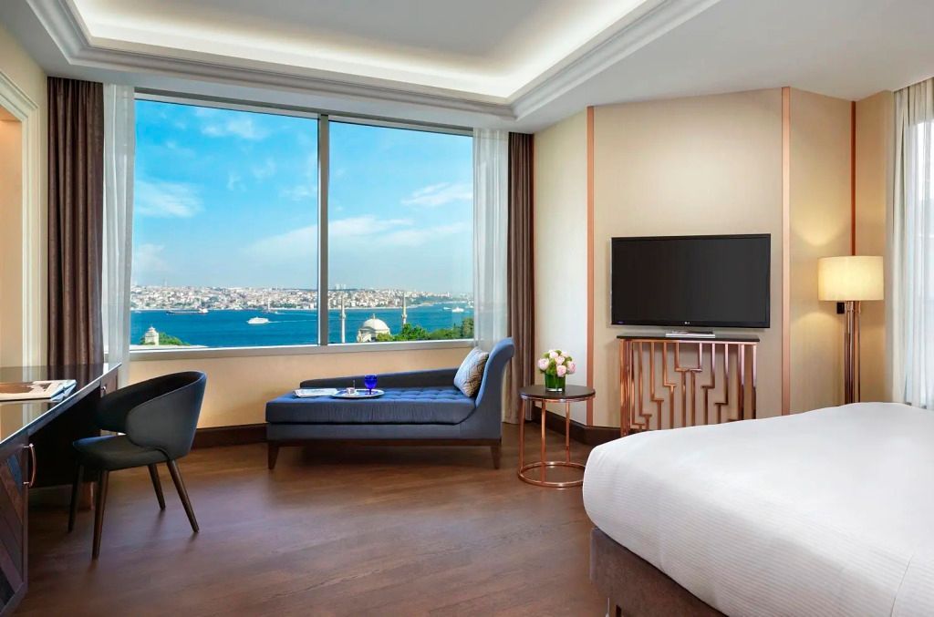 Gemütlicher Wohnbereich mit Panoramablick auf den Bosporus in der Suite