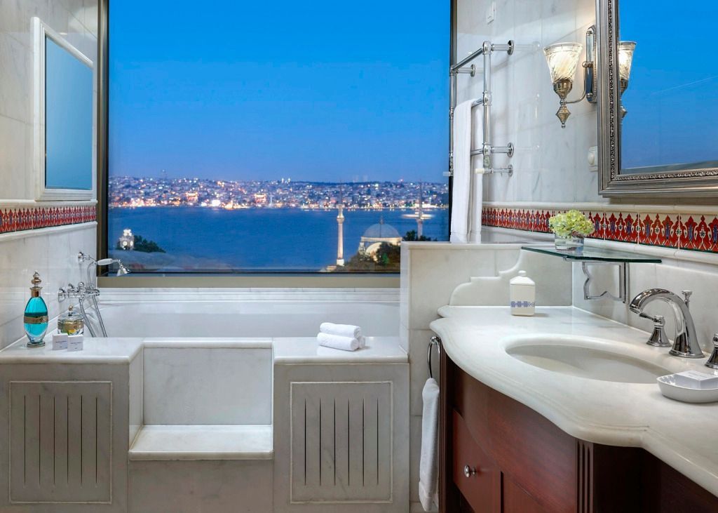 Luxuriöses Badezimmer mit Blick auf den Bosporus aus einem großen Fenster