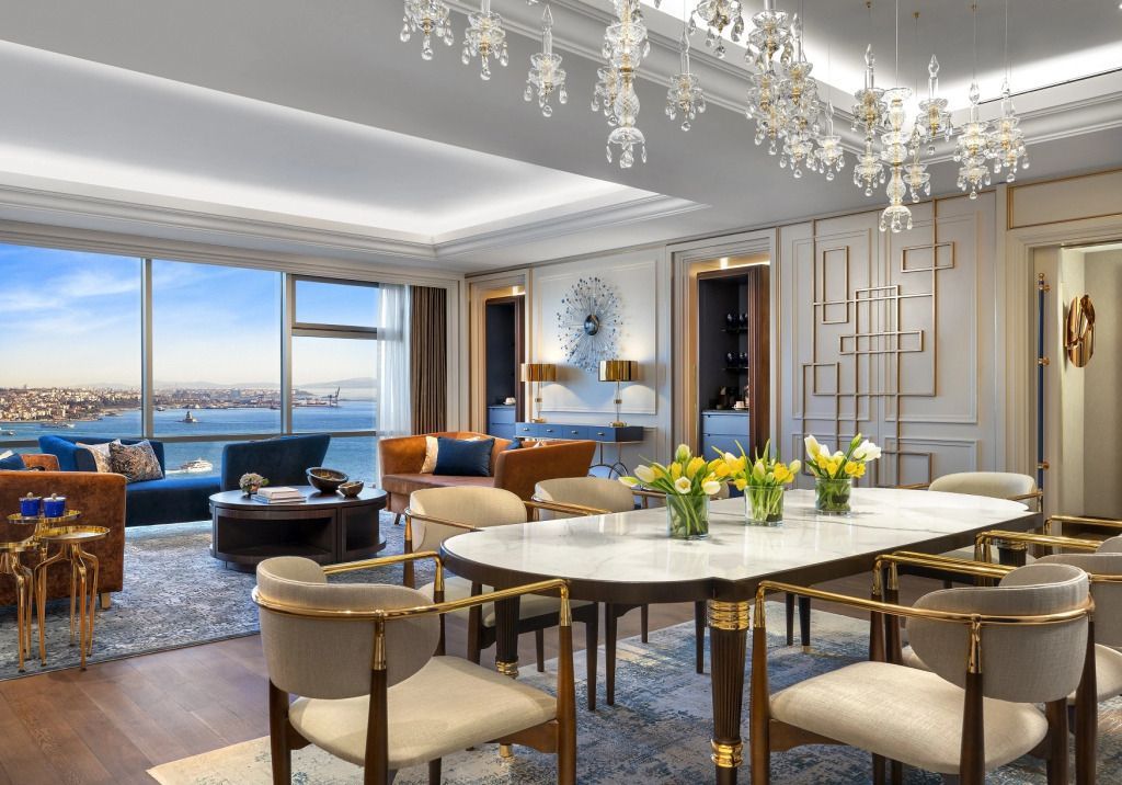 Ritz Carlton Suite Wohnzimmer mit Blick auf den Bosporus und elegantem Interieur