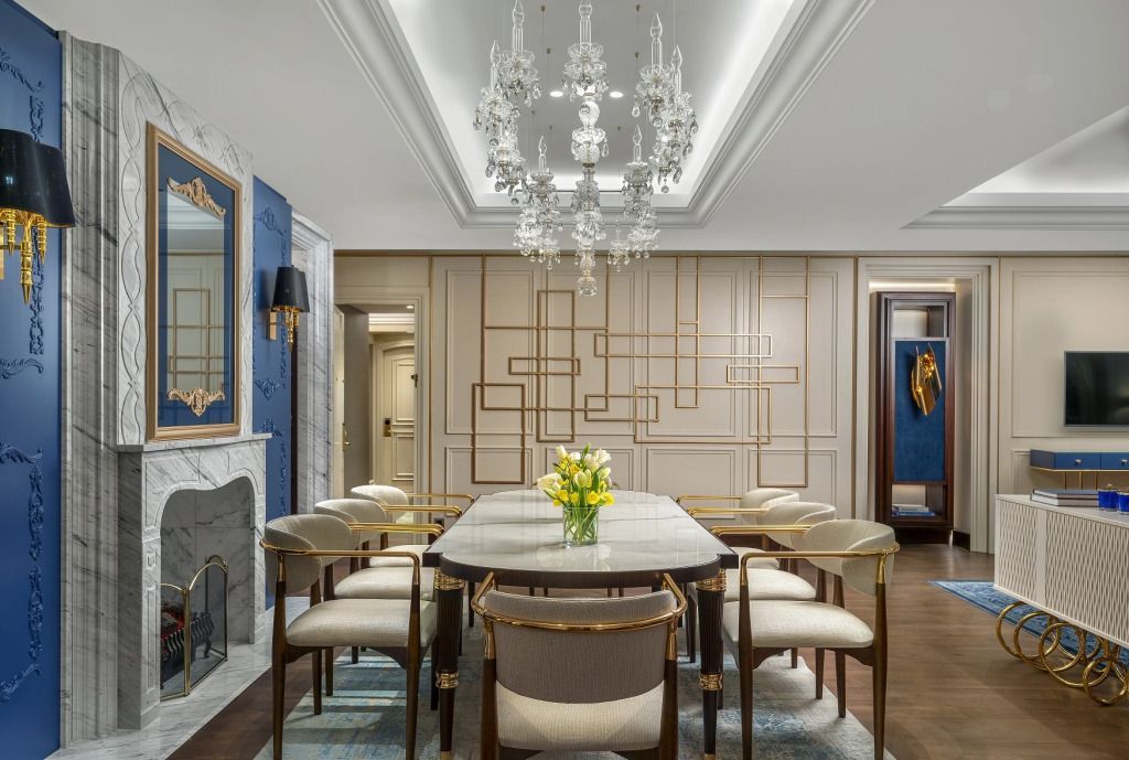 Elegantes Esszimmer in der Suite mit prunkvollen Kronleuchtern und stilvollem Dekor