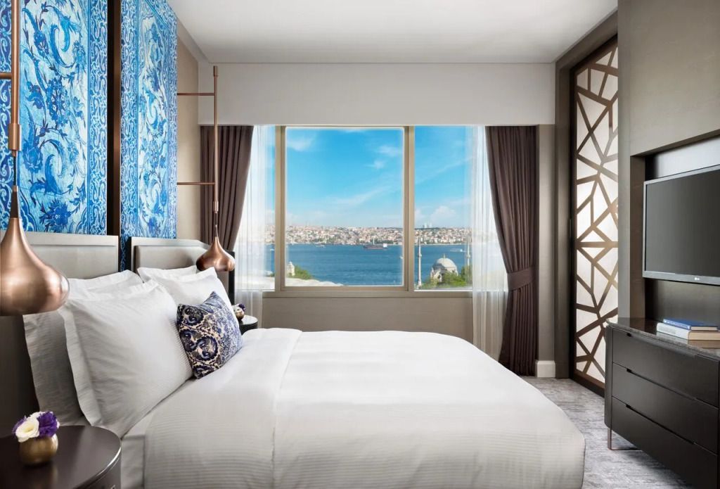 Luxus-Suite mit Blick auf den Bosporus und edler Einrichtung
