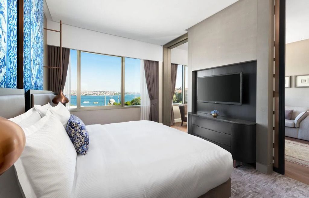 Helle Suite mit Blick auf den Bosporus und voll ausgestatteter Medienwand